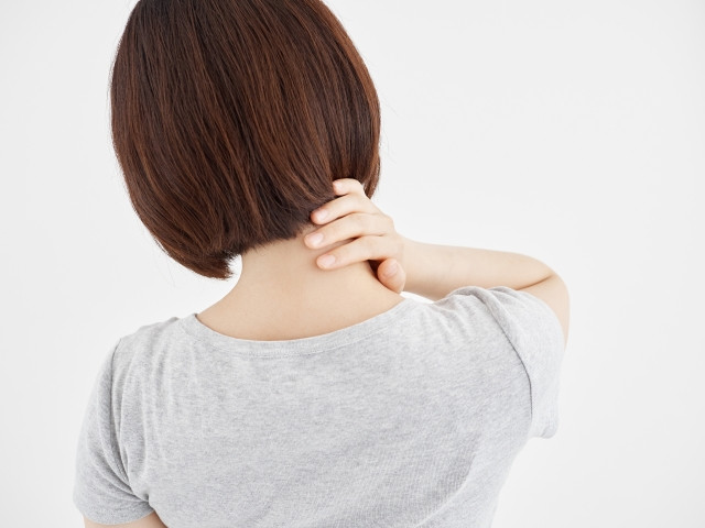 首が痛い女性の画像