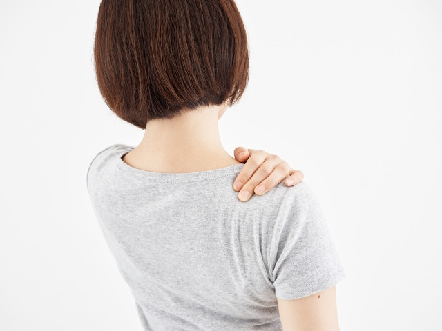 肩のこりを気にする女性の画像