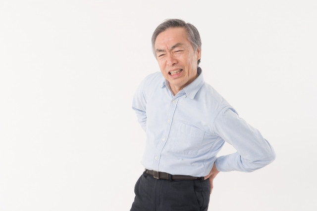 腰を痛がる高齢者の画像